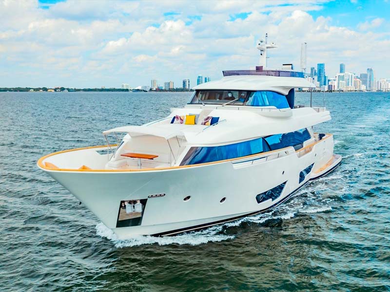 95' Custom Line - Bote para Alquilar en Miami, Florida
